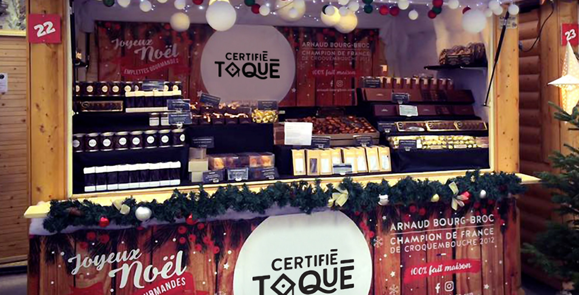 Habillage stand marché de noël Certifié Toqué food par agence design Buzznative